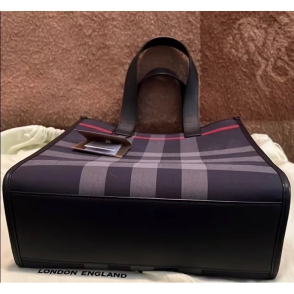 NWT Luxury Burberry Check Tote Bag – Navy & Gray with Red Accent - Picture 9 of 9